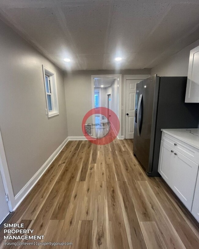 Building Photo - Massive 5 bedroom 1 bath house with fence in yard