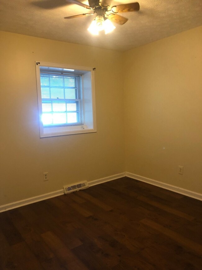 Building Photo - Three Bedroom Townhome near Peaks View Park, Fresh Market, 501 Expressway