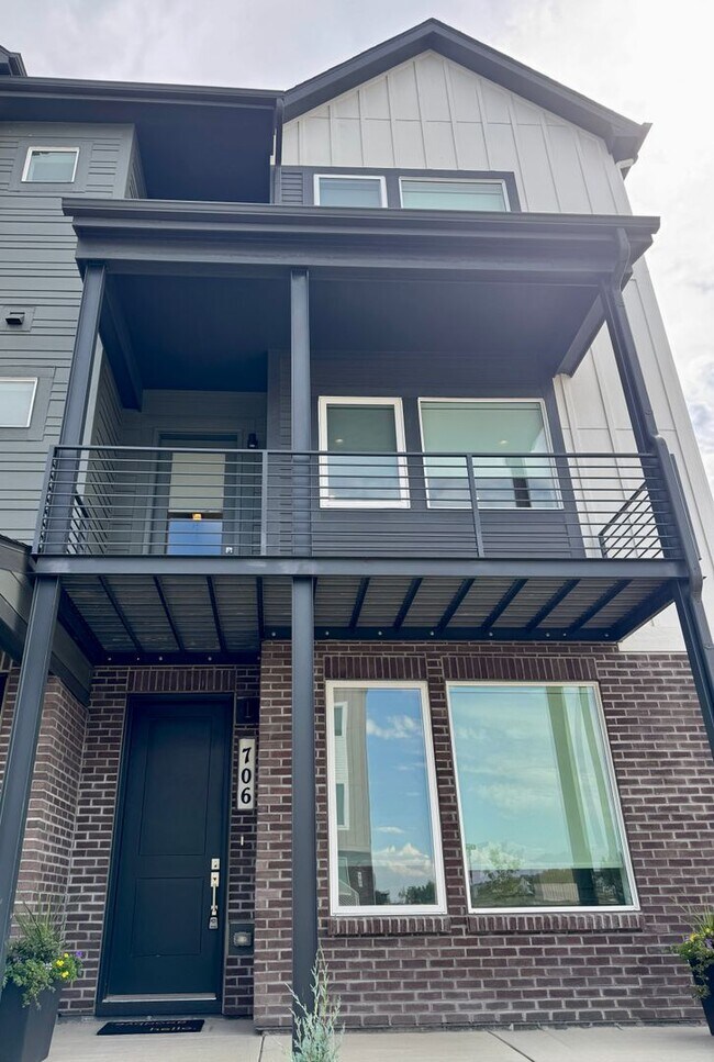 Building Photo - 706 Saddle Dr