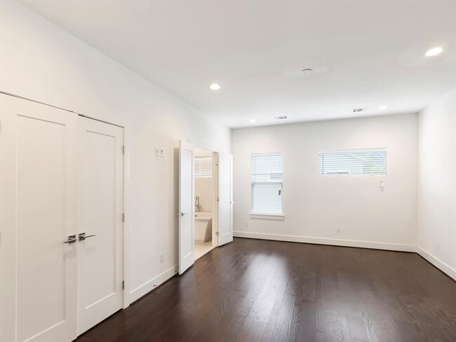 Building Photo - 7706 Jack Oak Ave