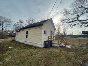 Building Photo - Cozy 2 Bedroom Home Near South Toledo Neighborhood