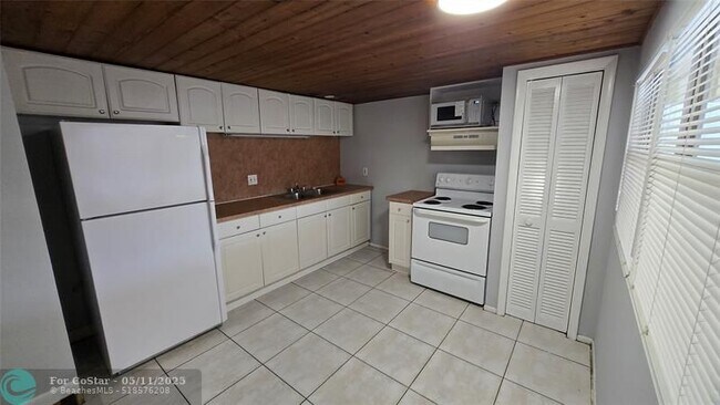 Building Photo - 6220 SW 41st Ct