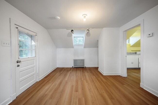 Building Photo - Quaint 1 Bedroom/1 Bathroom Cottage Style Apartment in Richmond ***Available NOW***