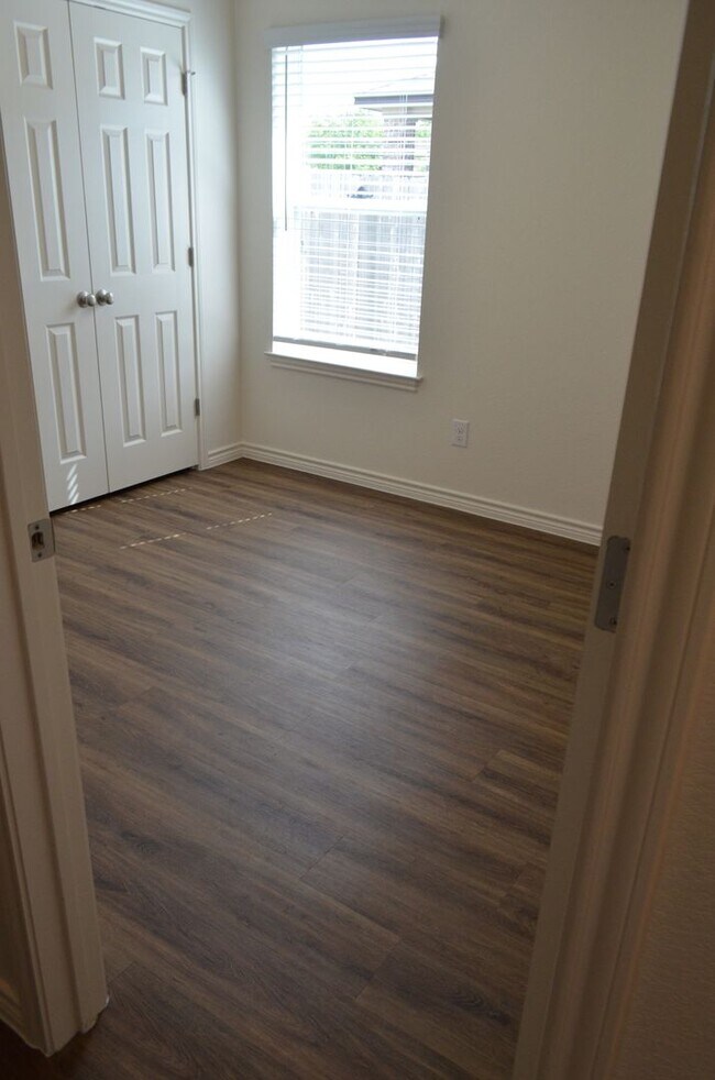 Building Photo - 916 Industrial Ave