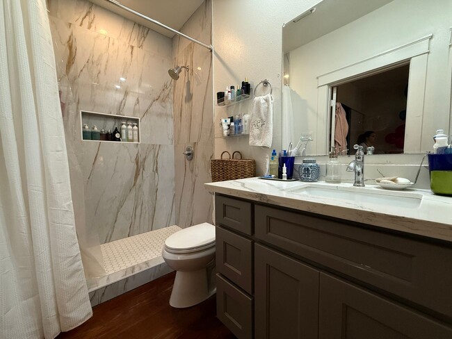 Building Photo - 5BD House Uptown