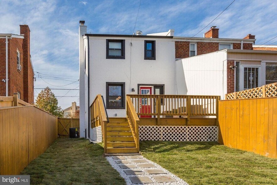 Building Photo - 650 Chaplin St SE
