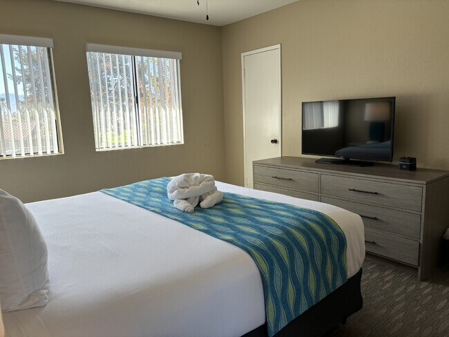 Building Photo - 2-Story, 2-Bedroom, Furnished/Unfurnished Condo For Rent