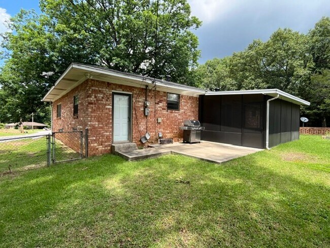 Building Photo - Very Nice 3 Bedroom 2 Bathroom House near the University of Arkansas Little Rock