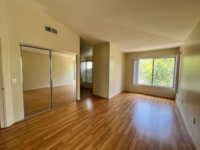 Building Photo - Quiet home now available in Eastlake - 3be...