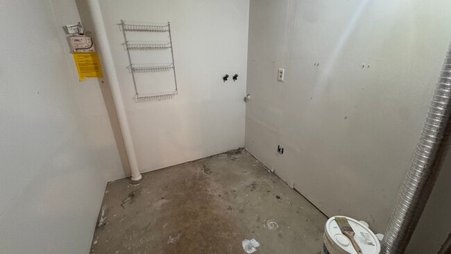 Building Photo - 3 bed 2.5 bath w/ garage, Great location off University and Dry Creek, close to Southglenn Mall a...