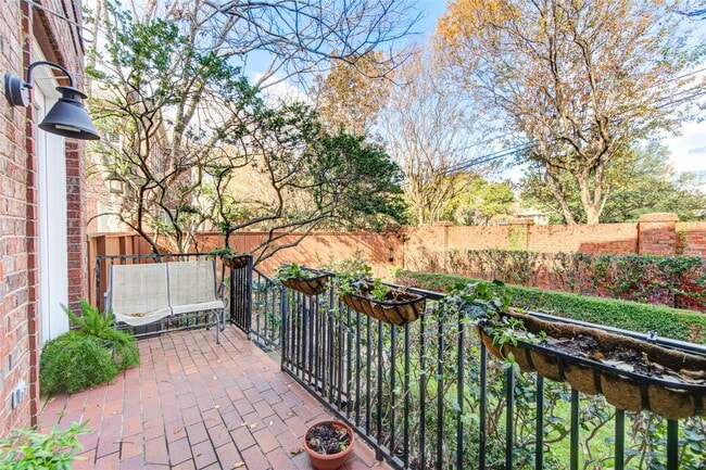 Building Photo - 6811 Staffordshire Blvd