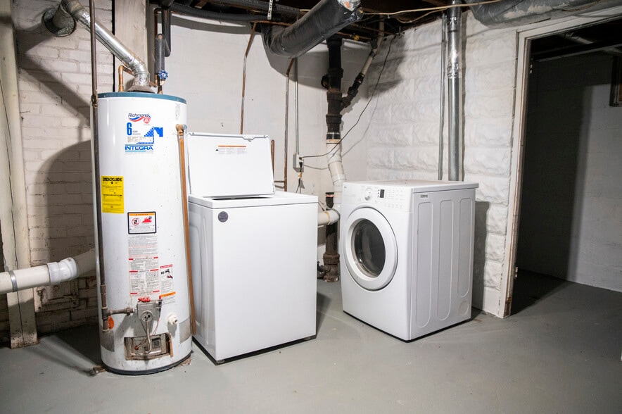 Building Photo - 609 5th Ave