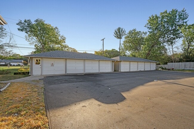 Building Photo - Spacious 1/BR/1 Bath Available Now!