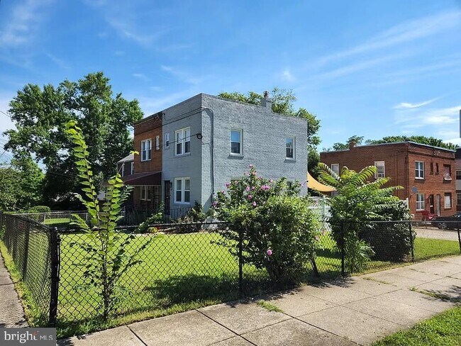 Building Photo - 601 44th St NE