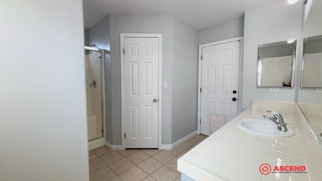 Building Photo - Gorgeous home located in the Northeast!