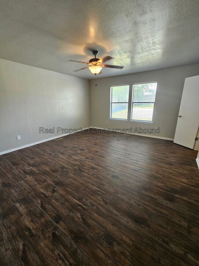 Building Photo - 18341 Woodcrest Ln