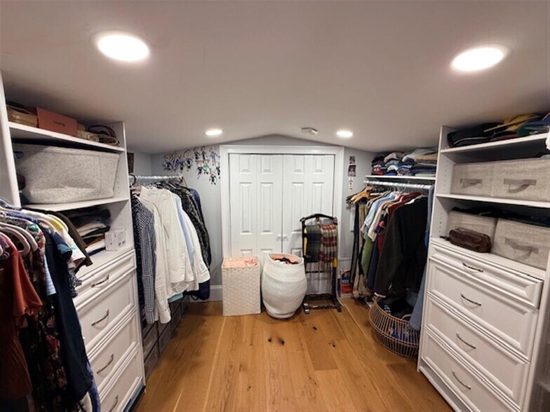 Building Photo - 3 Village St