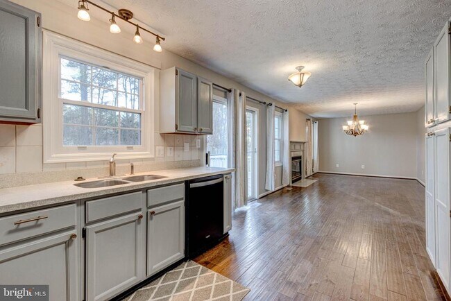 Building Photo - 7925 Carriage Dr