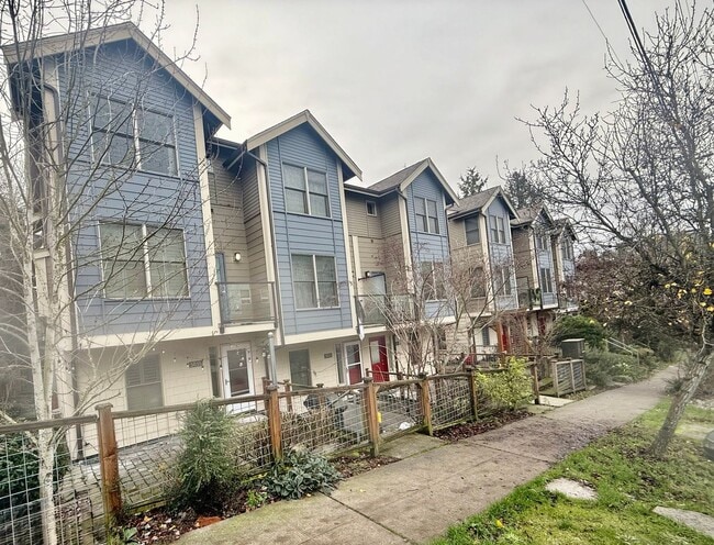 Building Photo - Columbia City Townhome