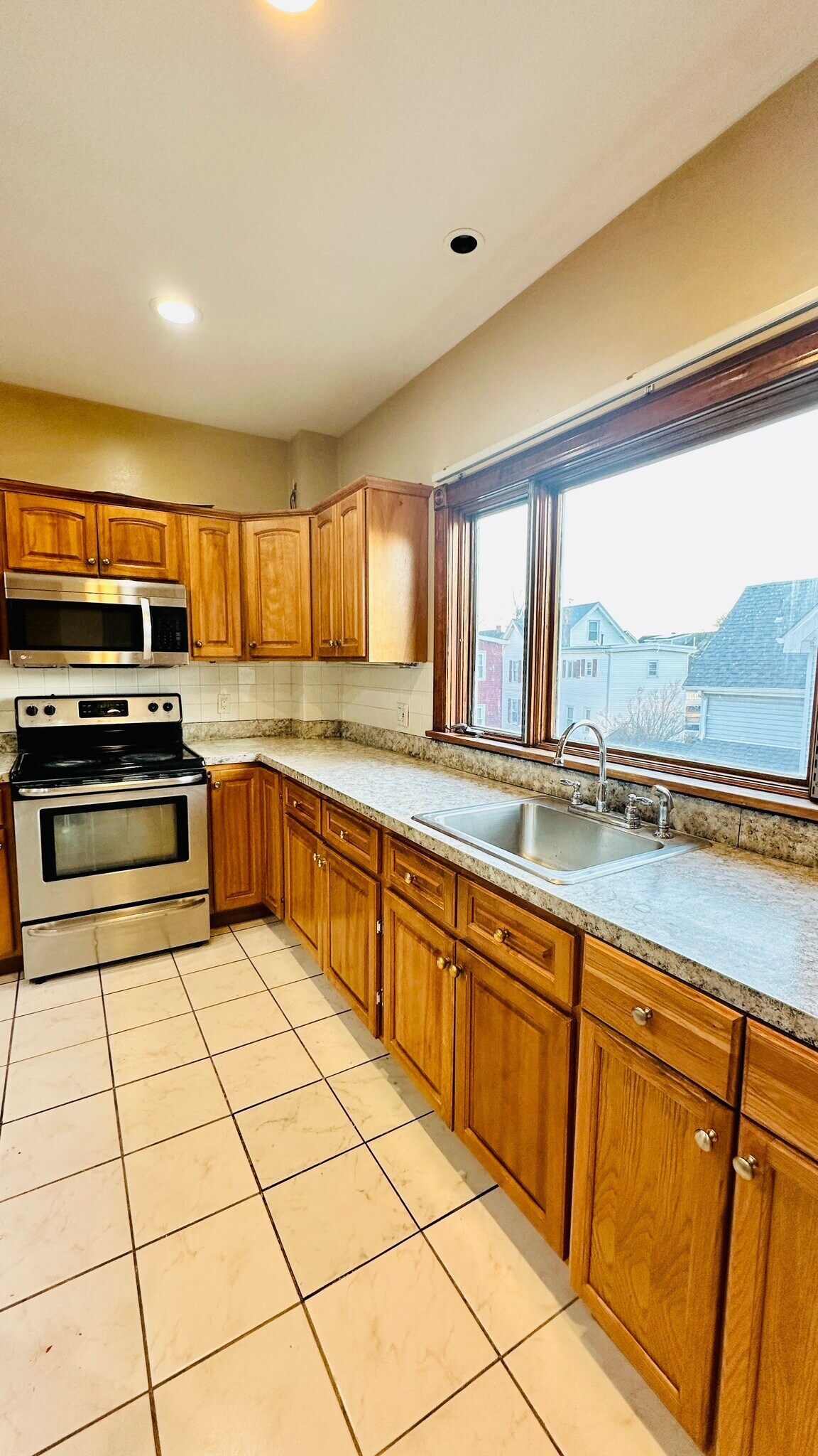 Building Photo - 422 Charles St