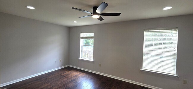 Building Photo - Beautiful 3 bedroom 2.5 bathroom END Unit ...