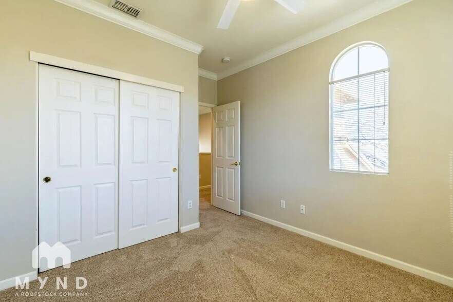 Building Photo - 5325 Dunlay Dr