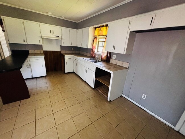 Building Photo - 3 Bedroom, 1 Bathroom House is Available Now!