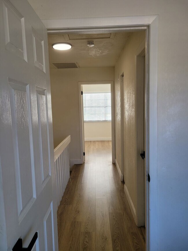 Building Photo - 1236 Dovehill Dr