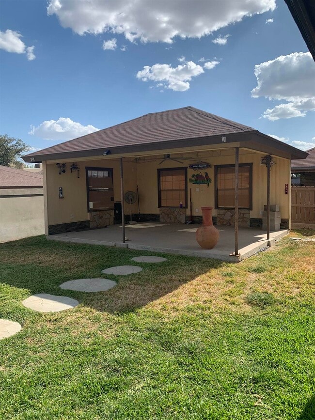 Building Photo - 3129 Rosco Dr