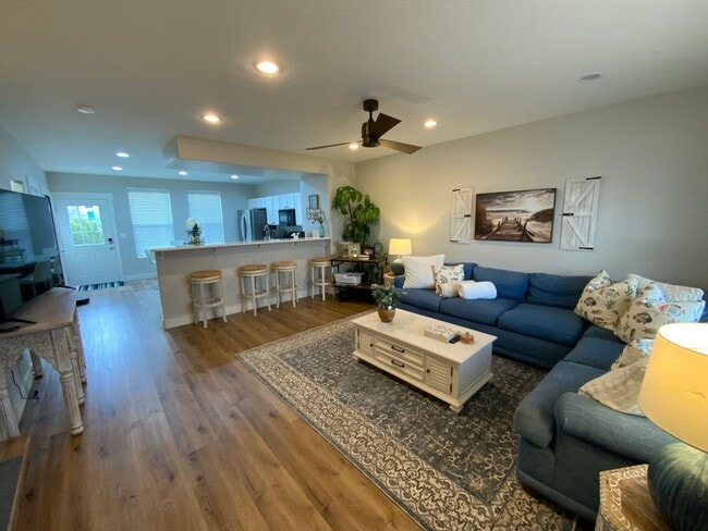 Building Photo - Fully Furnished Townhouse with Lake Views