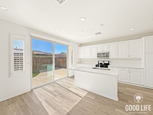 Building Photo - Stunning 2000+ sqft  4B/3BA Home in a Great Community!