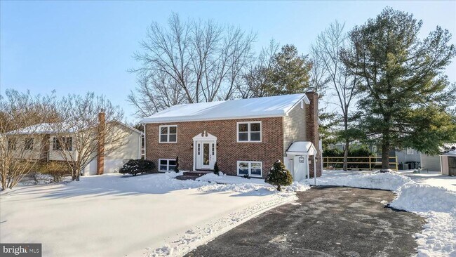 Building Photo - 110 Elaine Dr