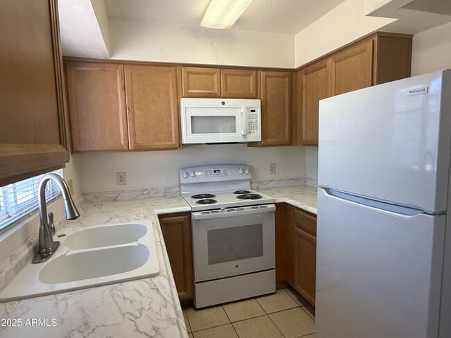 Building Photo - 831 N Arroya Rd