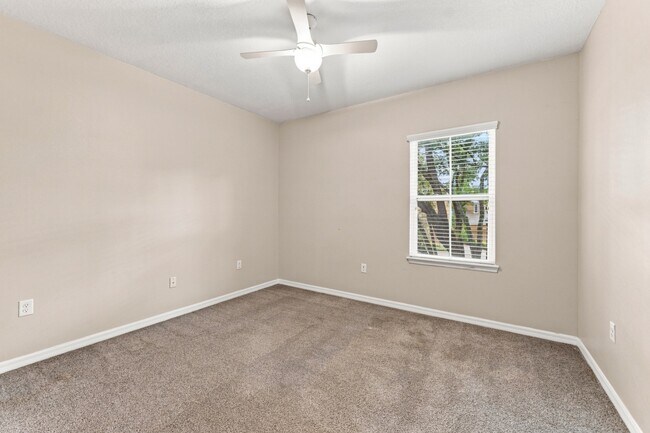 Building Photo - Stunning 3 BR + LOFT / 2.5 BA/ 2-Car-Garage Townhome in GATED community!