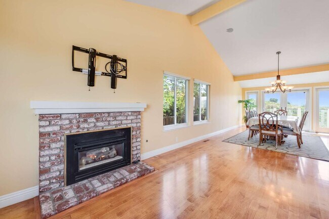 Building Photo - 208 Crestview Dr