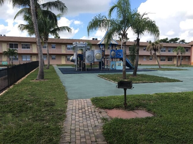 Building Photo - Nice 1-1 Condo Apartment with Central AC, Pool, & Laundry