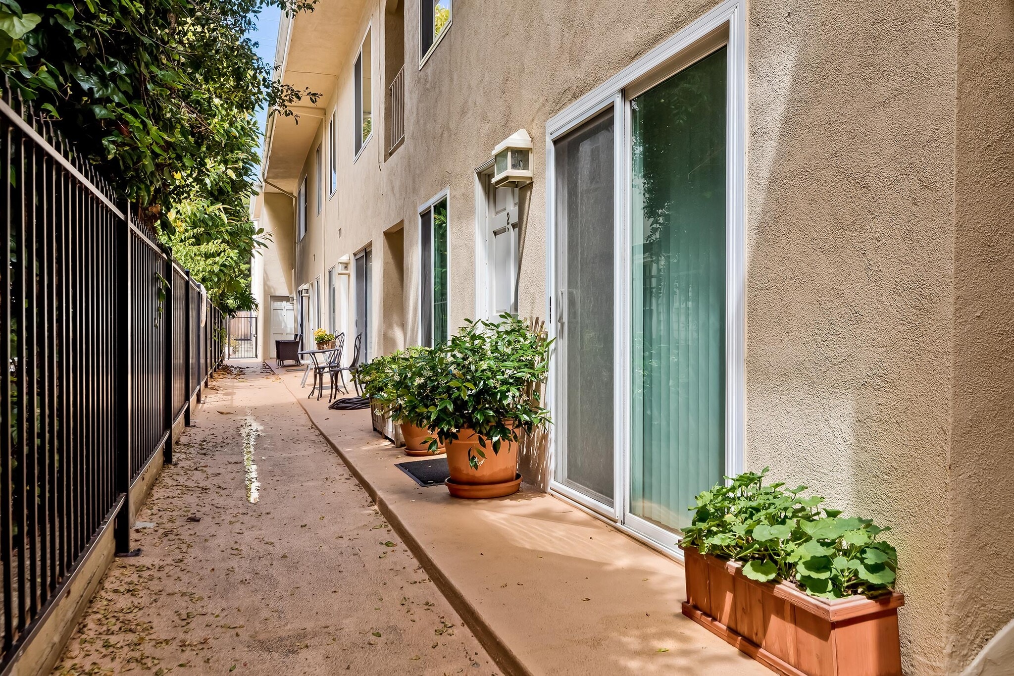 Building Photo - 943 9th St