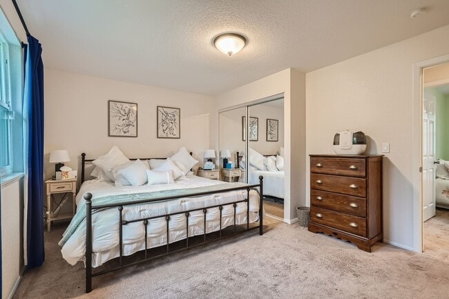 Building Photo - Beautiful 5 BDR Louisville Home/ Private Backyard