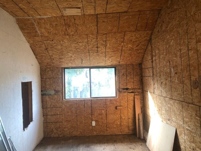 Building Photo - Cute 2 bedroom 1 bathroom farm house!