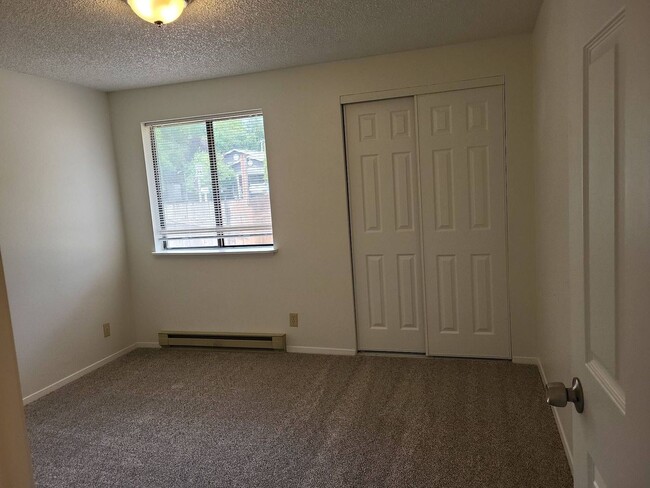 Building Photo - Hillview Duplex