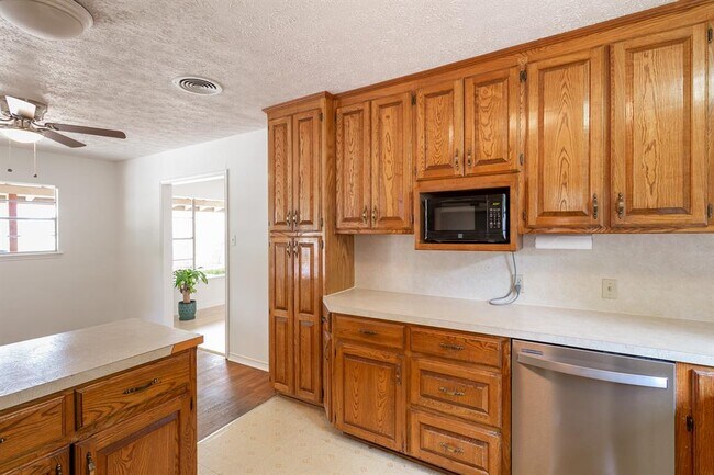 Building Photo - 2305 Westforest Dr