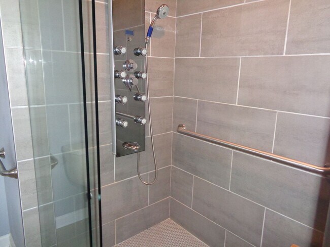 Building Photo - APPLICATION PENDING-Clemmons-Lovely Patio Home with Sunroom