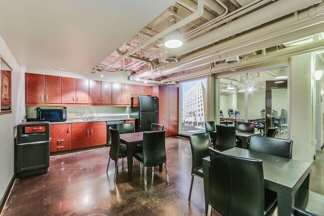 Building Photo - 114 W Adams St