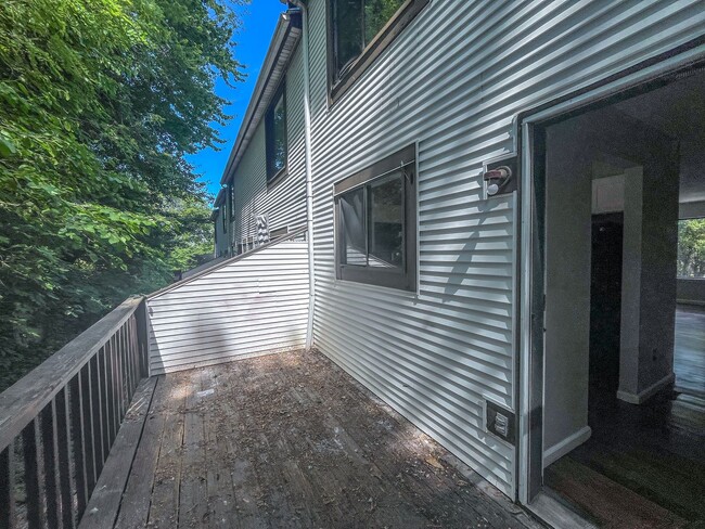 Building Photo - 2 Bed/ 1.5 Bath- Renovated Duplex Condo W/...