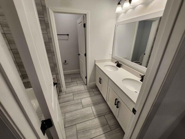 Building Photo - 913 Grand Wildmere Cove