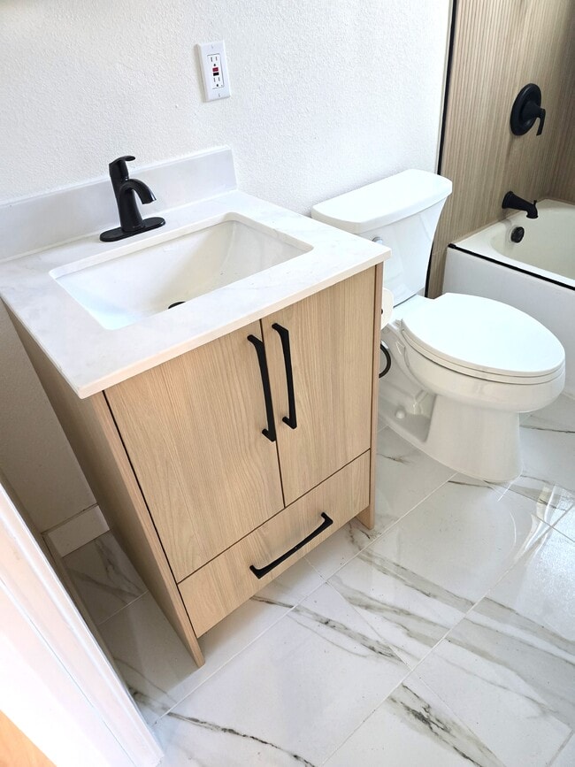 Building Photo - 1657 Ceylon Dr