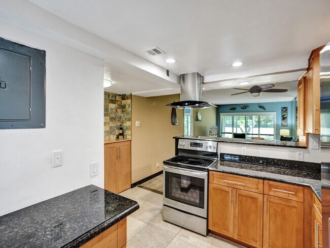 Building Photo - 3150 N Palm Aire Dr