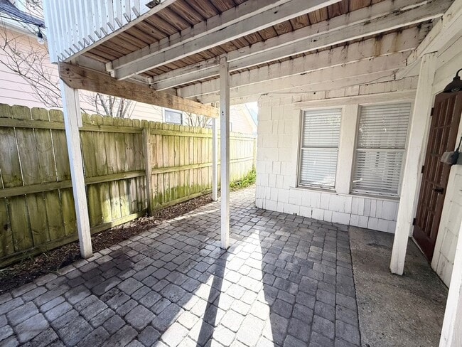 Building Photo - Charming Beachside Rental!