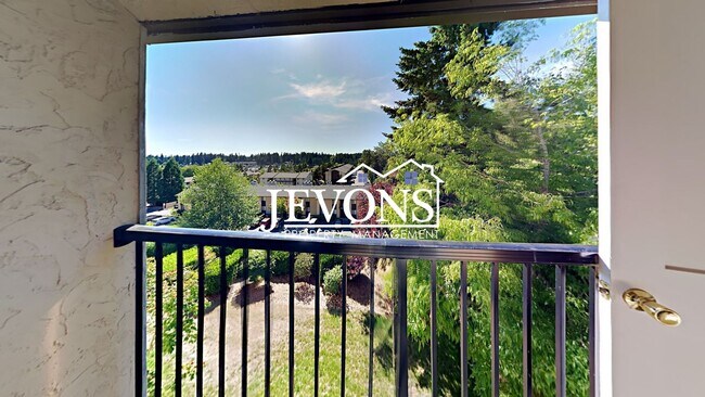 Building Photo - Charming top-floor condo with fully equipp...