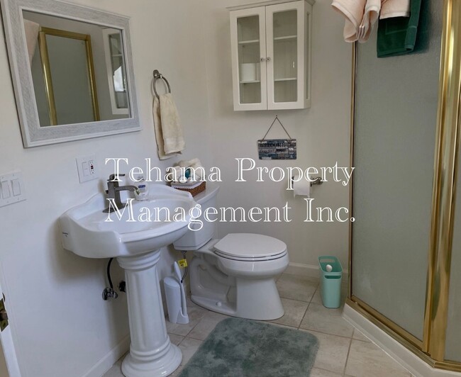 Building Photo - 2 bed 2 bathroom home in the El Camino/Gerber Area Available Unfurnished or Furnished